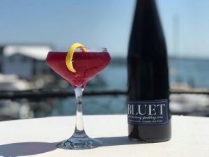 Drink the Bluet 75 cocktail and dine on a boat!